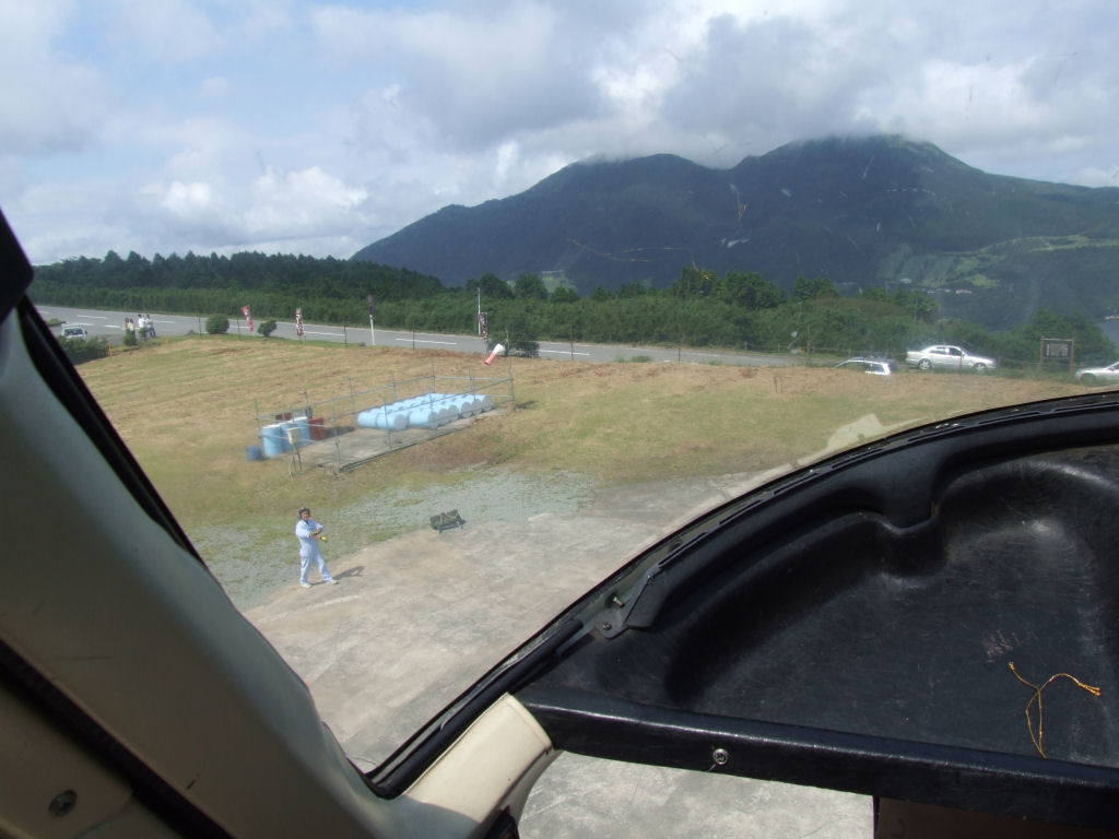 芦ノ湖スカイラインのヘリコプタ　着陸