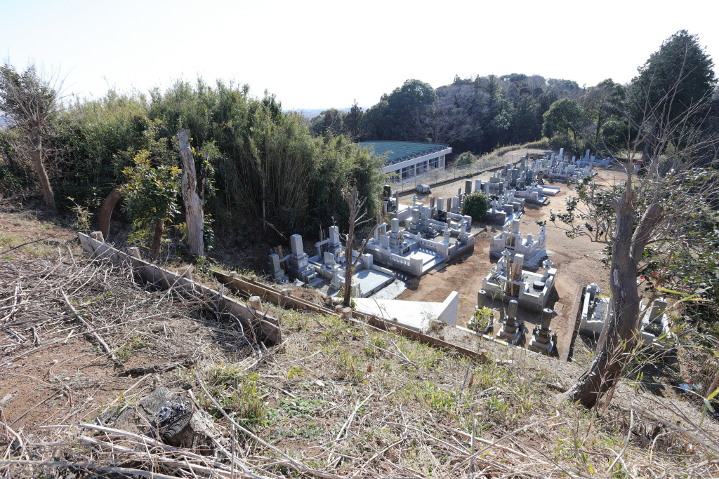 東條太田城跡 主郭南端から見下ろす中段の郭(現在の共同墓地)
