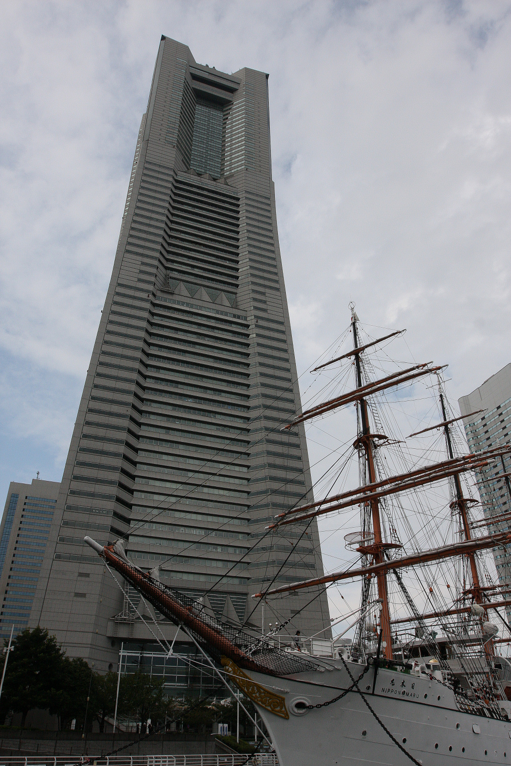 横浜ランドマークタワーと帆船日本丸 2008